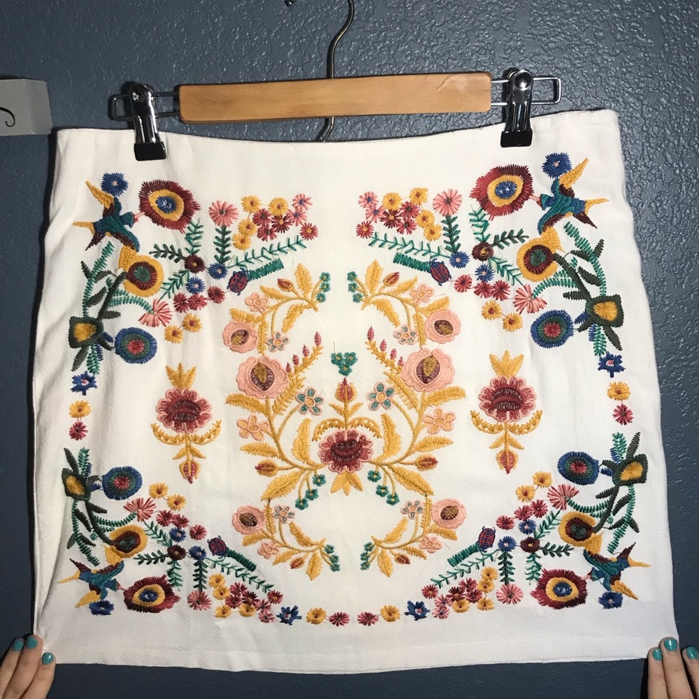 Umgee size large white embroidered skirt
